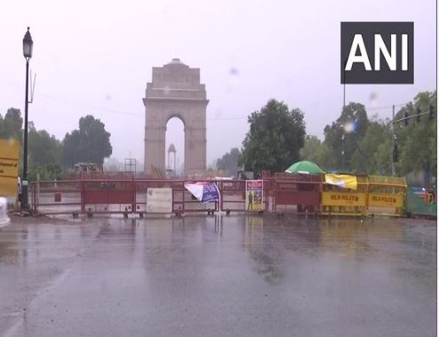 दिल्ली में घने कोहरे के कारण हवाई और रेल यातायात प्रभावित; हल्की बारिश